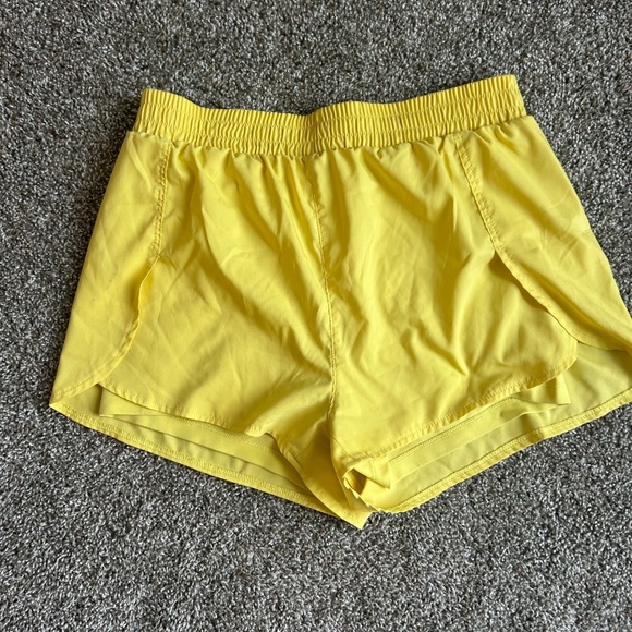 Girlfriend Collective Trail Short | Lemon - Picture 2 of 6